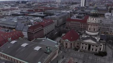 Gün batımında Berlin 'in merkezinde, Plaza' nın üzerinde yavaşça eski güzel kiliseyi geçiyor. 