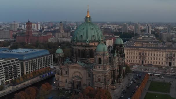AERIAL: Alrededor de la Catedral de Berlín y las calles en el fondo, Alemania en colores de otoño en la hermosa puesta del sol — Vídeo de stock