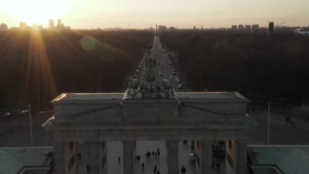 AERIAL: Långsamt närmar Brandenburger Tor och Tiergarten i vacker solnedgång solljus med nära utsikt över Quadriga Green Statue i Berlin, Tyskland — Stockvideo