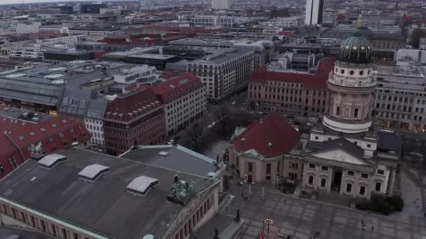 AERIAL: Pomalu procházející Krásný starý kostel přes Plaza v centru Berlína Německo při západu slunce — Stock video