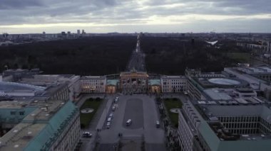 Berlin, Almanya 'da şehir trafik ışıklarıyla Brandenburger Tor' a doğru 