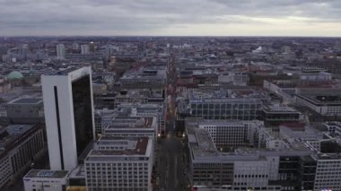 Bulutlu Gün Batımından Önce Berlin Mitte Ofis Binalarının Güzel Manzarası 