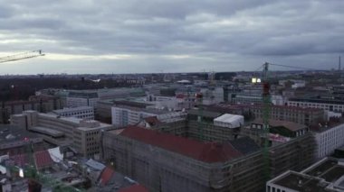 Günbatımında inşaat vinçleriyle Berlin Almanya 'nın merkezinde yavaşça uçuyor. 