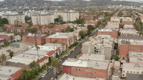 AERIAL: Casas típicas, Apartamentos, Área residencial em West Hollywood, Califórnia com belas cores ricas em árvores e edifícios — Vídeo de Stock