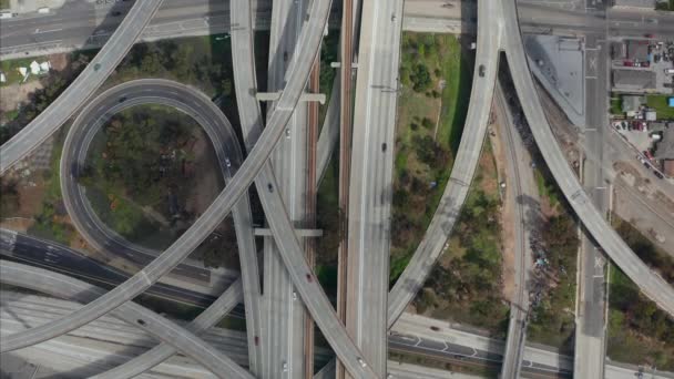 AERIAL: Spectaculaire Overhead volgen schot van rechter Pregerson Highway tonen meerdere Wegen, Bruggen, Viaducten met weinig autoverkeer in Los Angeles, Californië op mooie zonnige dag — Stockvideo