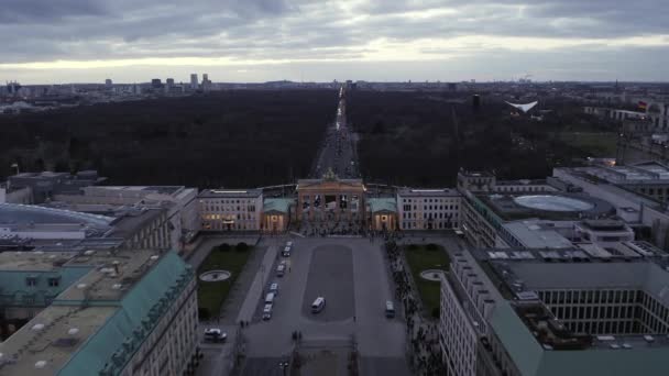 AERIAL: Προς Brandenburger Tor με φώτα κυκλοφορίας της πόλης στο Βερολίνο, Γερμανία — Αρχείο Βίντεο