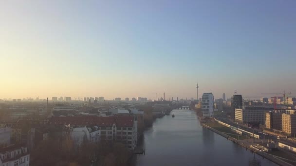 AERIAL: Över Berlin Spree River i vackert solljus — Stockvideo