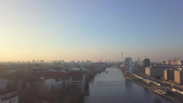 AERIAL: Sobre el río Spree de Berlín a la luz del sol — Vídeo de stock