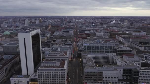 AERIAL: Hermosa vista sobre los edificios de oficinas de Mitte en Berlín el día nublado antes de la puesta del sol — Vídeos de Stock