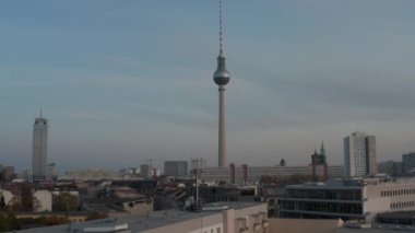 Renkli Berlin 'de, Almanya şehir merkezinde sonbahar renkleri ile kırmızı, turuncu ve sarı renkte güzel Sunset' te İskenderplatz manzaralı.