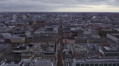 Berlin Mitte Ofis Binaları ve Trafik Işıkları Bulutlu Gün Batımından Bir Gün Önce Güzel Manzara 
