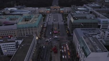Brandenburger Tor 'un Berlin, Almanya' da Sunset 'te olduğunu gösteren yavaş çekim 