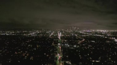 Wilshire Bulvarı Parlayan Sokaklar ve Şehir Trafik Işıkları ile Los Angeles 'ı Gece Görüş Alanı 