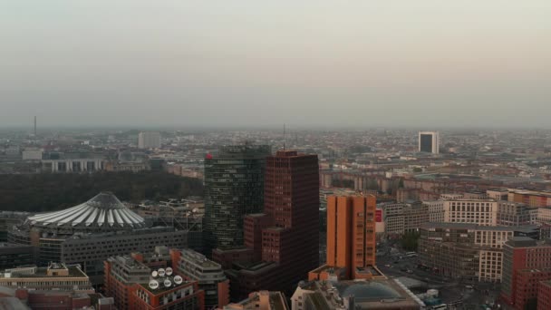 AERIAL: Bella vista su Berlino, Germania Potsdamer Platz nella bellissima foschia di luce solare grigia autunnale — Video Stock