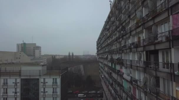 AERIAL: Oprócz Big Apartment Complex w Berlinie, Cloudy, Foggy — Wideo stockowe