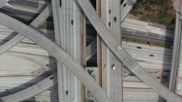 АЭРИАЛ: в Лос-Анджелесе, штат Калифорния, в "Солнечный день" закрывается движение по гигантской автомагистрали имени судьи Прегерсона с множеством дорог, мостов и виадуков. — стоковое видео