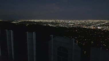 Los Angeles City Lights ile Hollywood Tabelasının O harfi üzerinde muhteşem bir uçuş. 