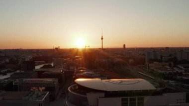 Berlin, Almanya üzerinde güzel günbatımı, gün batımı ve Alexanderplatz TV Kulesi ve Ostbahnhof ve Mercedes Benz Arena, Sunflairs