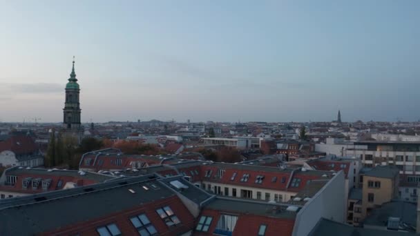 AEREO: Torre della Chiesa a Berlino, Germania con colori autunnali Rosso, arancione e giallo al bellissimo tramonto — Video Stock