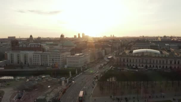 AERIAL: Luta dig ner på den europeiska gatan i Berlin Central med vackert solnedgång solljus — Stockvideo