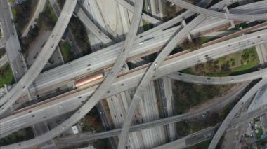 Yargıç Pregerson Otoyolu 'nun, Los Angeles, Kaliforniya' da güneşli bir günde çok sayıda yol, köprü ve viyadük trafiği gösteren muhteşem bir dönüş sahnesi. 