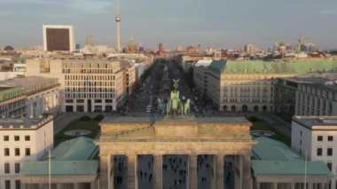 Yavaş yavaş Brandenburg Kapısı ve Tiergarten 'e yaklaşıyoruz güzel gün batımında Berlin, Almanya' daki Quadriga Yeşil Heykeli 'ni yakından görüyoruz. 