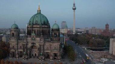 Berlin, Almanya Katedrali Arkaplanda Alexanderplatz ve kuşlar uçuyor.