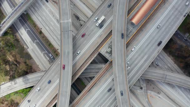 AERIAL: látványos Overhead Shot bíró Pregerson Highway mutatja több út, hidak, Viaduktok kis autó forgalom Los Angeles, Kalifornia gyönyörű napsütéses napon — Stock videók