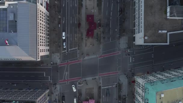 АЭРИАЛ: вид на центр Берлина с пешеходами на тротуаре и автомобильным трафиком — стоковое видео
