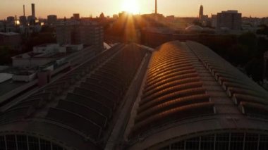 Berlin, Almanya Ostbahnhof Merkez Tren İstasyonu üzerinde güzel Sunset, Sunset, Sunlight ve Alexanderplatz TV Kulesi, Sunflairs