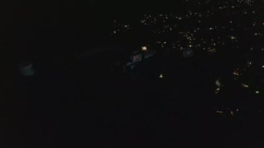 Gece Hollywood Tepeleri 'nde Yavaş Tilt Hareketi Los Angeles Şehir Işıklarını gözler önüne seriyor. 