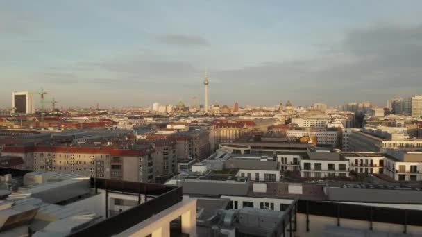 AERIAL: Bajo sobre Berlin Central, Mitte con vista a Alexanderplatz TV Tower en un hermoso día soleado — Vídeos de Stock