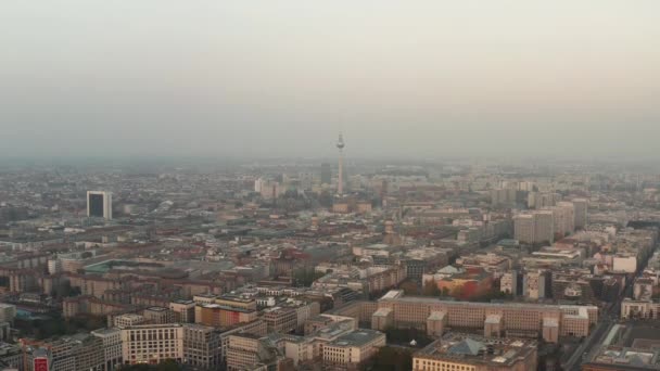 AERIAL: Hermosa vista sobre Berlín, Alemania Alexanderplatz Tower in Beautiful Grey Autumn Sunlight Haze — Vídeos de Stock