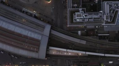 Berlin Mitte, Almanya üzerinden Beaufiful Overhead Uçuşu İstasyon ve Şehir Işıkları Giden Trenle Friedrichstrasse 