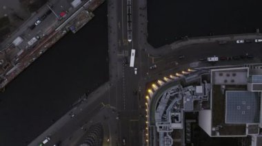 Berlin Köprüsü ve Nehri Tramvay Tramvayı ile Beaufiful Overhead Manzarası 