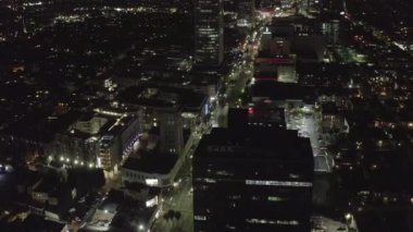 Hollywood Los Angeles 'taki Wilshire Bulvarı üzerinde Parlayan Sokaklar ve Şehir Trafik Işıklarıyla 