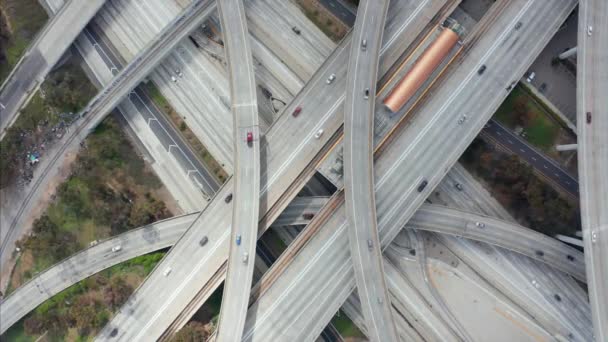 AERIAL: látványos Overhead lövés emelkedik felett bíró Pregerson Highway mutatja több út, hidak, Viaduktok kis autó forgalom Los Angeles, Kalifornia a gyönyörű napsütéses napon — Stock videók