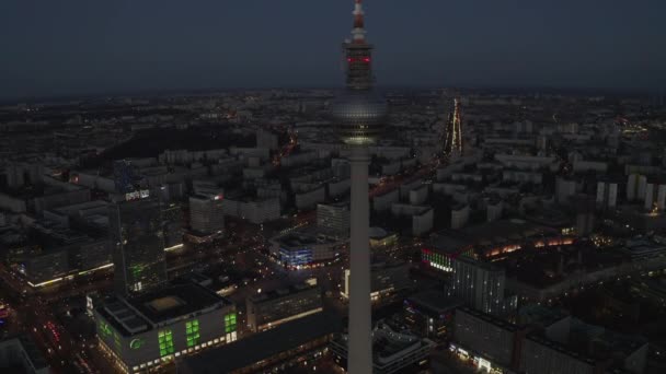 AERIAL: Over Berlin Germany TV Tower Alexanderplatz at Night with City Lightsトラフィック — ストック動画