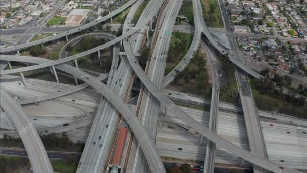 AERIAL: Poco a poco dando vueltas sobre el juez Pregerson enorme conexión de la carretera que muestra múltiples carreteras, puentes, viaductos con poco tráfico de coches en Los Ángeles, California en el hermoso día soleado — Vídeos de Stock