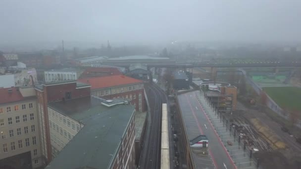 AERIAL: Efter gula tunnelbanetåget i Berlin, Molnigt, Foggy — Stockvideo