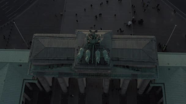 EARIAL:ドイツ・ベルリンの四角形の緑の像のあるブランデンブルク門の俯瞰図 — ストック動画