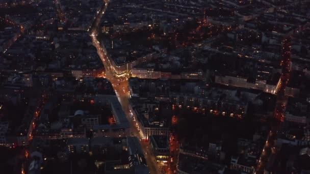 AERIAL: Vogelzicht over Berlijn, Duitsland buurt 's nachts met gloeiende straatverkeerslichten — Stockvideo