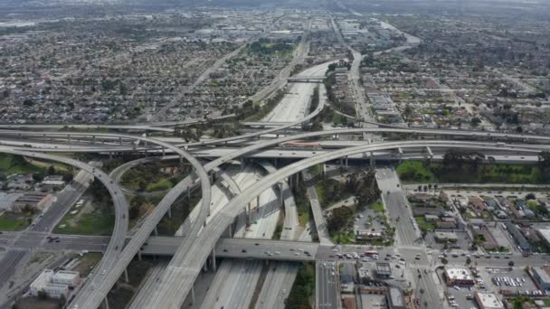 AERIAL: Espectacular Juez Pregerson Highway mostrando múltiples carreteras, puentes, viaductos con poco tráfico de coches en Los Ángeles, California en el hermoso día soleado — Vídeo de stock