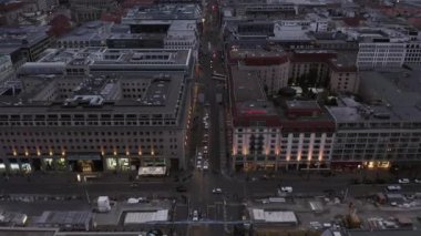 Berlin Mitte Ofis Binaları ve Trafik Işıkları Bulutlu Gün Batımından Bir Gün Önce Güzel Manzara 