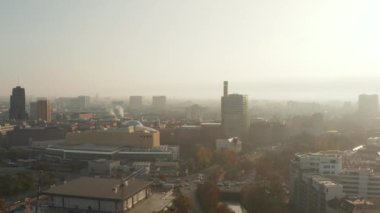 Berlin, Almanya 'nın gökdelenleri, güzel Orange Autumn Sunlight Haze' deki gökdelenler arasında güneşli gökdelenler. 