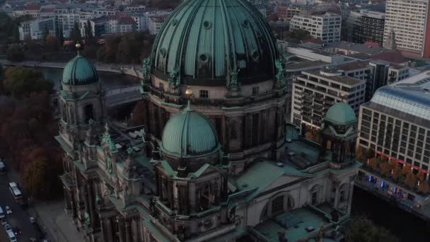 AERIAL: Detailní záběr Berlínské katedrály, Německo v podzimních barvách při krásném západu slunce — Stock video