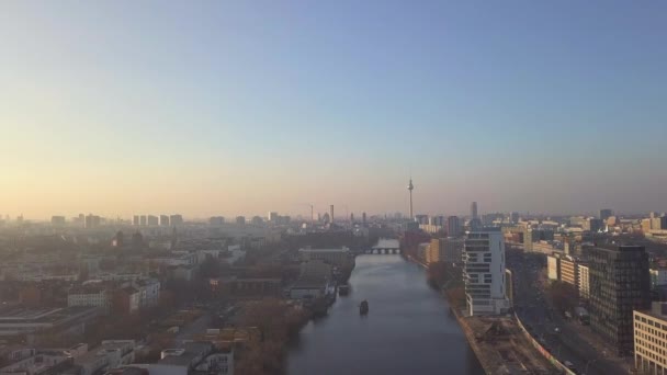 AERIAL: Sobre Berlim Spree River em bela luz solar — Vídeo de Stock