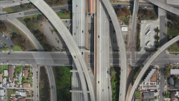 空気:壮大なオーバーヘッドフォロー裁判官のショット複数の道路、橋、美しい晴れた日にカリフォルニア州ロサンゼルスで小さな車のトラフィックを持つビアドツを示すプレガーソンハイウェイ — ストック動画