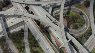 Yargıç Pregerson Büyük Otoyol Bağlantısı Los Angeles, Kaliforniya 'da güneşli bir günde birden fazla yol, köprü ve viyadük trafiğini gösteriyor. 