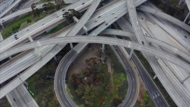 AERIAL: látványos repülni bíró felett Pregerson Highway mutatja több út, hidak, Viaduktok kis autó forgalom Los Angeles, Kalifornia gyönyörű napsütéses napon — Stock videók